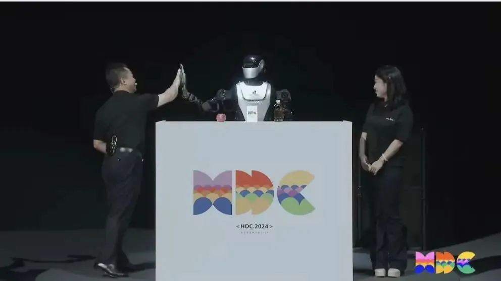  乐聚夸父人形机器人亮相 HDC 2024，搭载华为云盘古具身智能大模型
